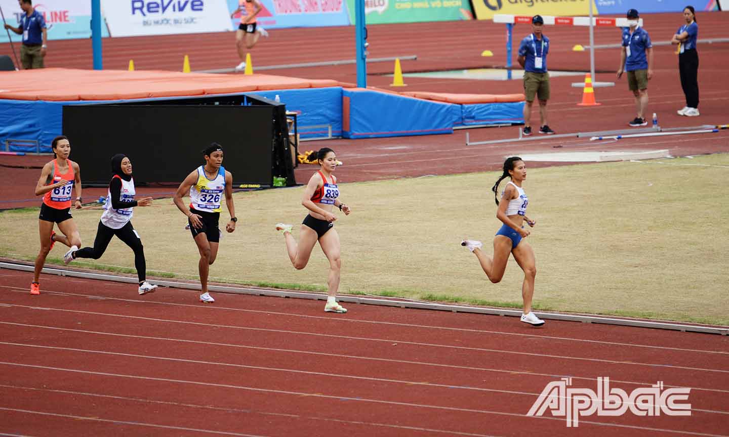 VĐV Khuất Phương Anh bứt tốc về đích để giành chiến thắng ở nội dung 800m nữ.