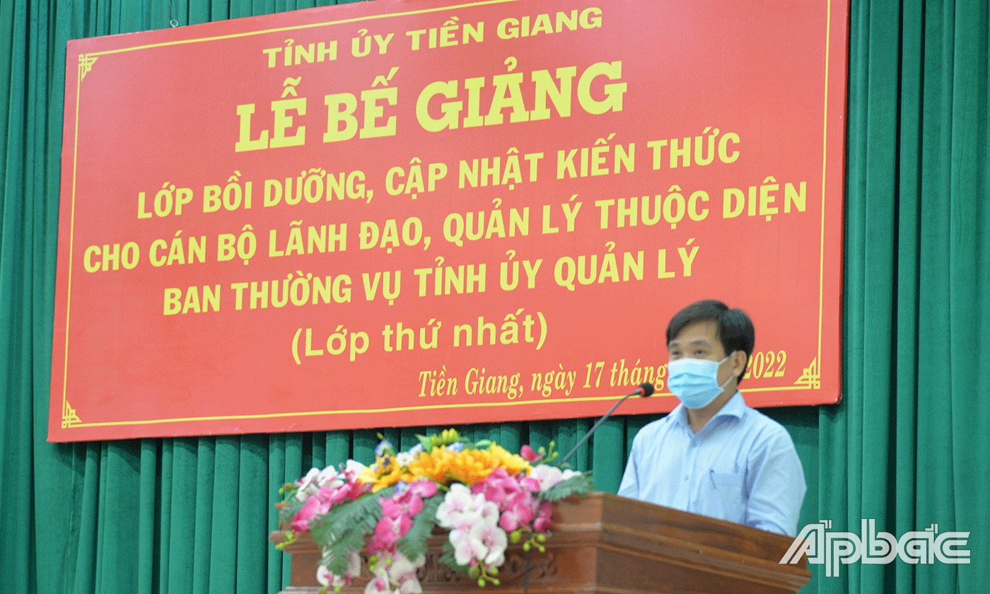 TS Nguyễn Hoàng Vụ, Phó Hiệu trưởng Trường Đại học Tiền Giang phát biểu tại lễ bế giảng.