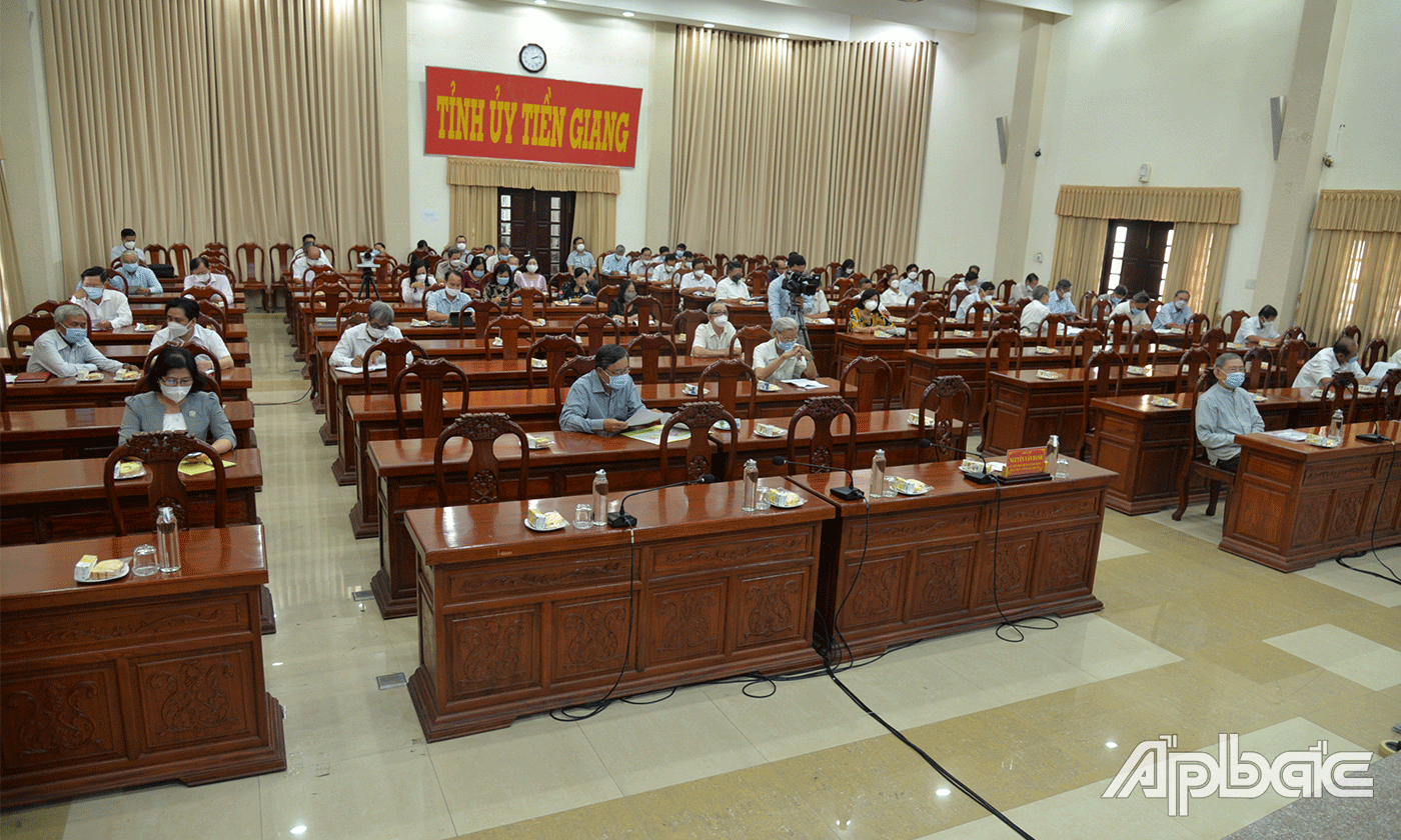 Đại biểu tham dự hội nghị tại hội trưởng Tỉnh ủy.