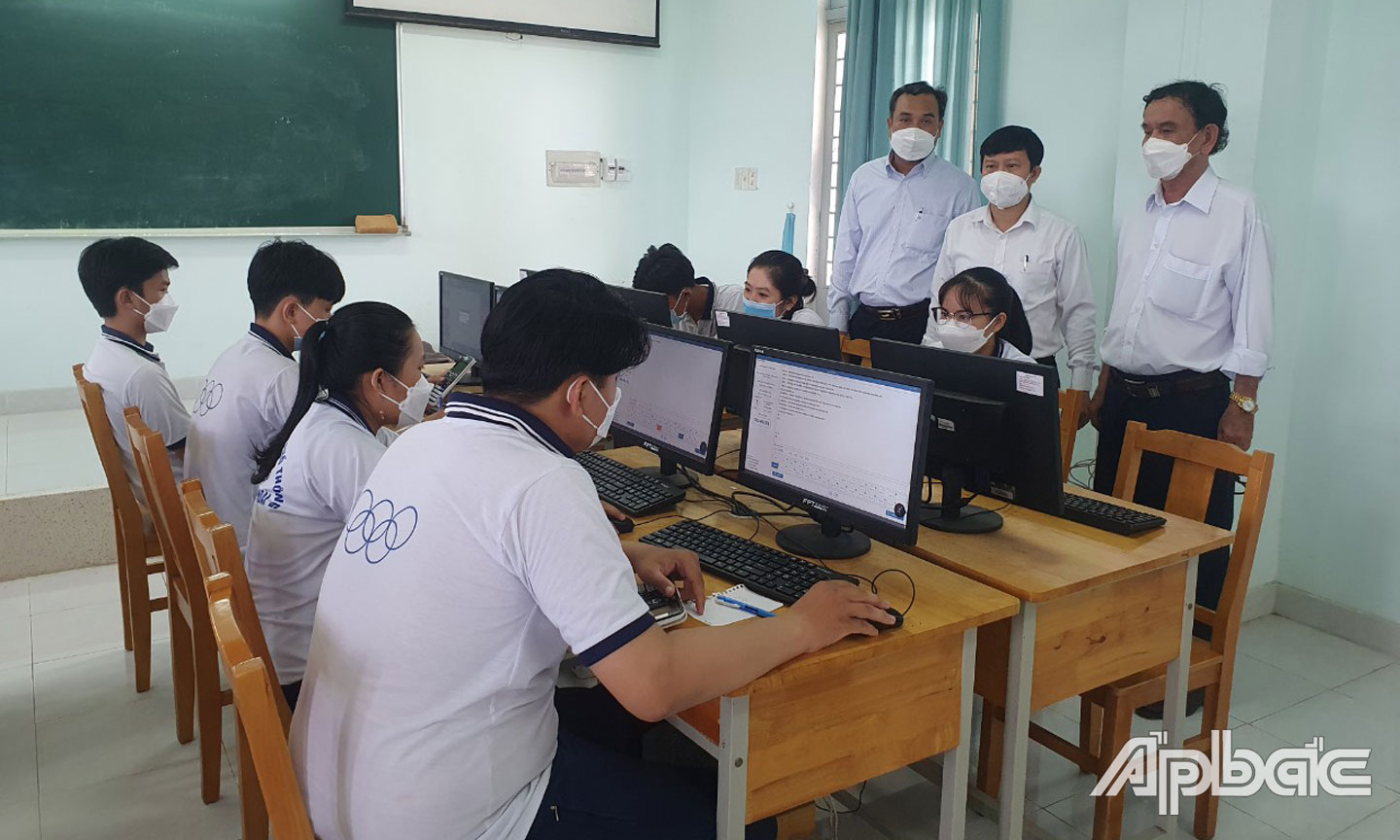 Tiến sĩ Lê Quang Trí thăm hỏi, động viên học sinh lớp 12, Trường THPT Trần Văn Hoài, huyện Chợ Gạo. 