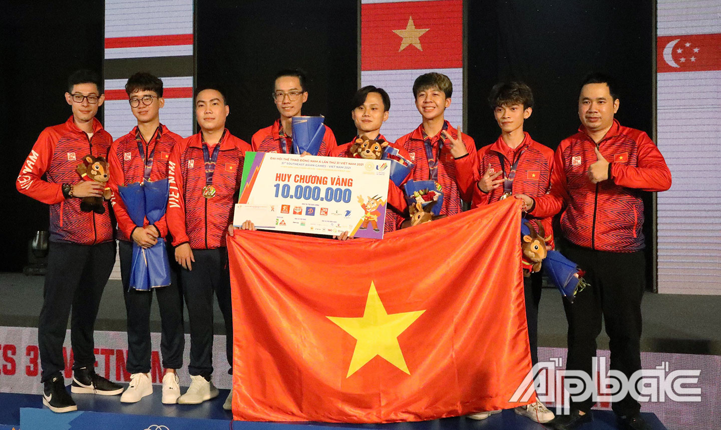 Đội tuyển E-sport Việt Nam được thưởng nóng sau khi đoạt tấm Huy chương Vàng lịch sử ở nội dung Liên minh huyền thoại: Tốc chiến.