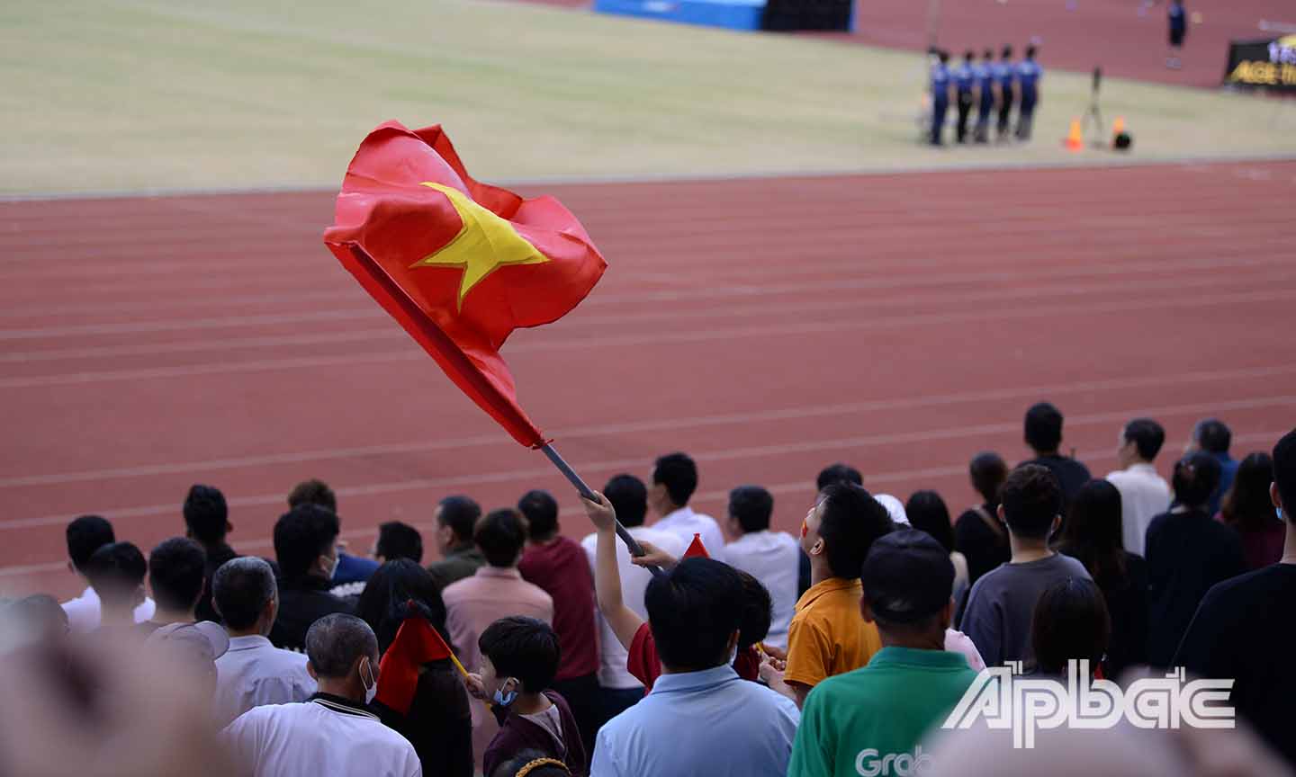 Cờ đỏ sao vàng luôn tô đỏ các kháng đài nơi có VĐV Việt Nam thi đấu.