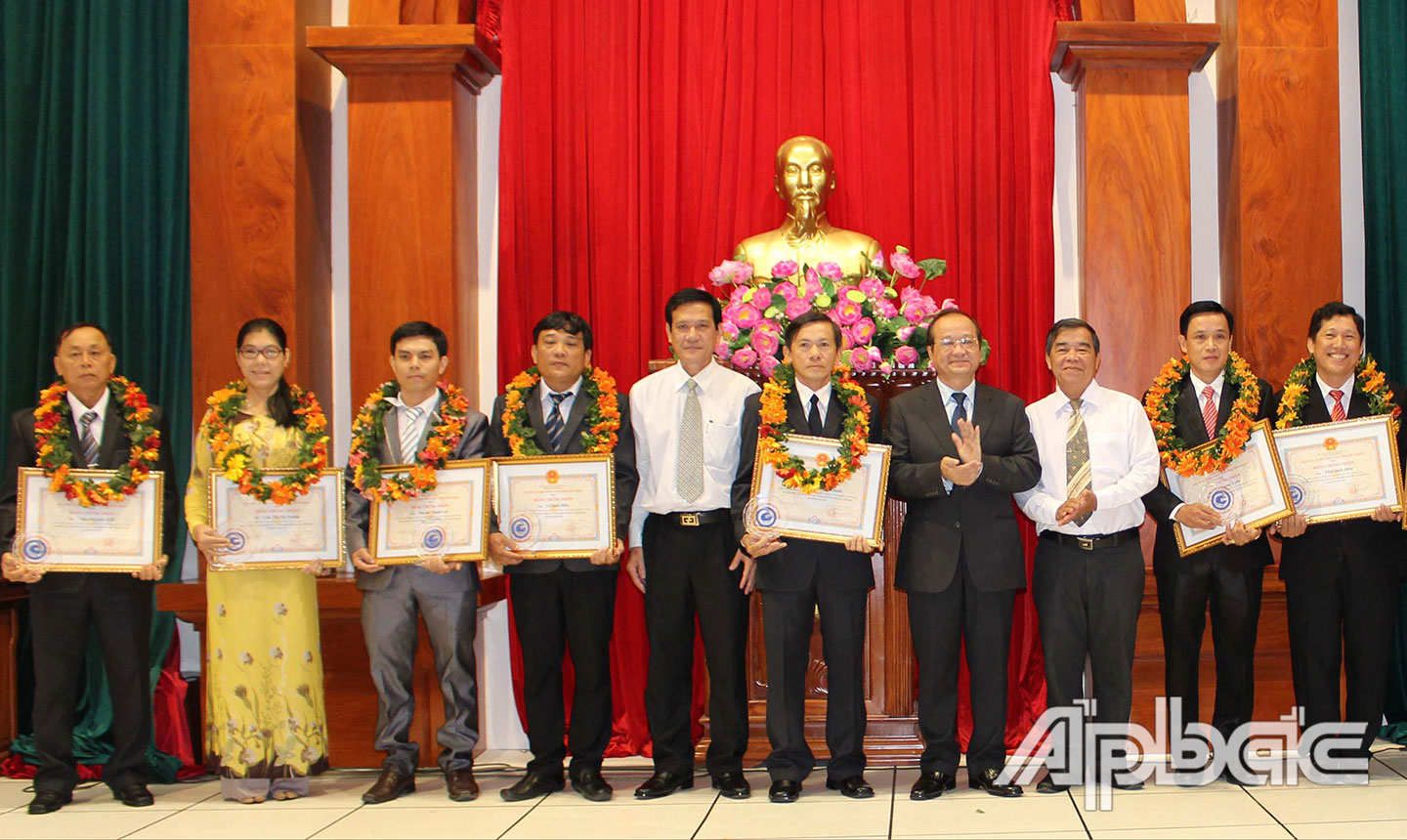 TS. Hiếu (bìa phải) tại Lễ tôn vinh danh hiệu “Trí thức KH&CN tiêu biểu” tỉnh Tiền Giang năm 2018.