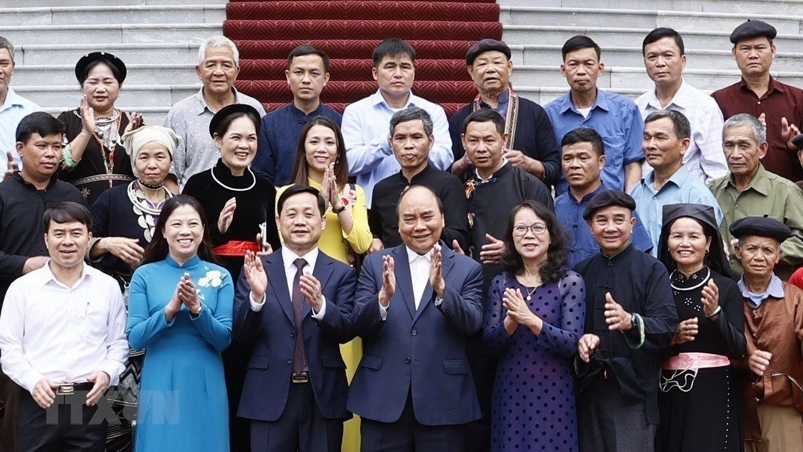 President Nguyen Xuan Phuc and reputable people from ethnic minority groups. (Photo: VNA).