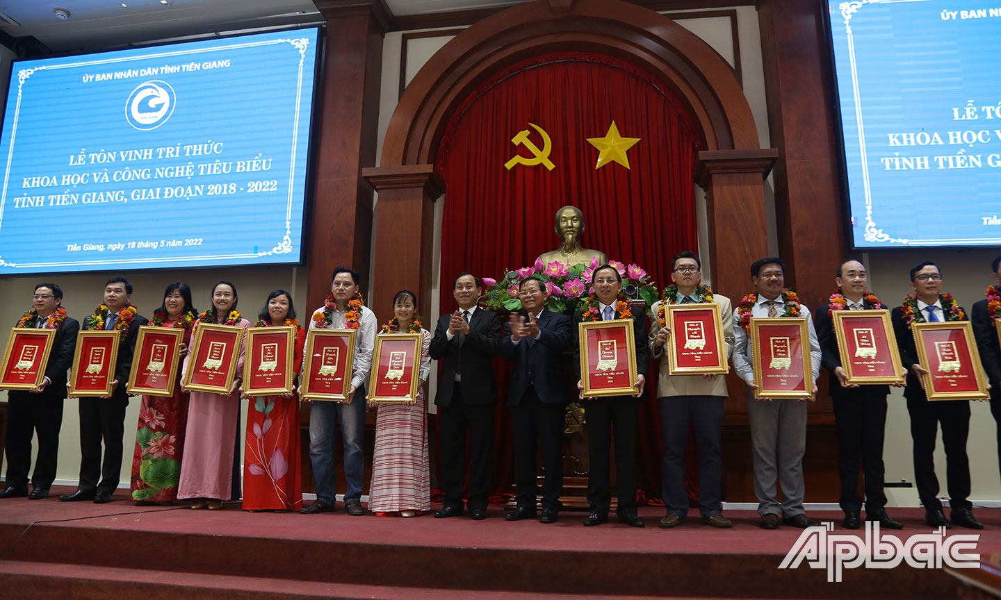 UBND tỉnh Tiền Giang vinh danh và tặng khánh vàng cho 13 tân tiến sĩ.