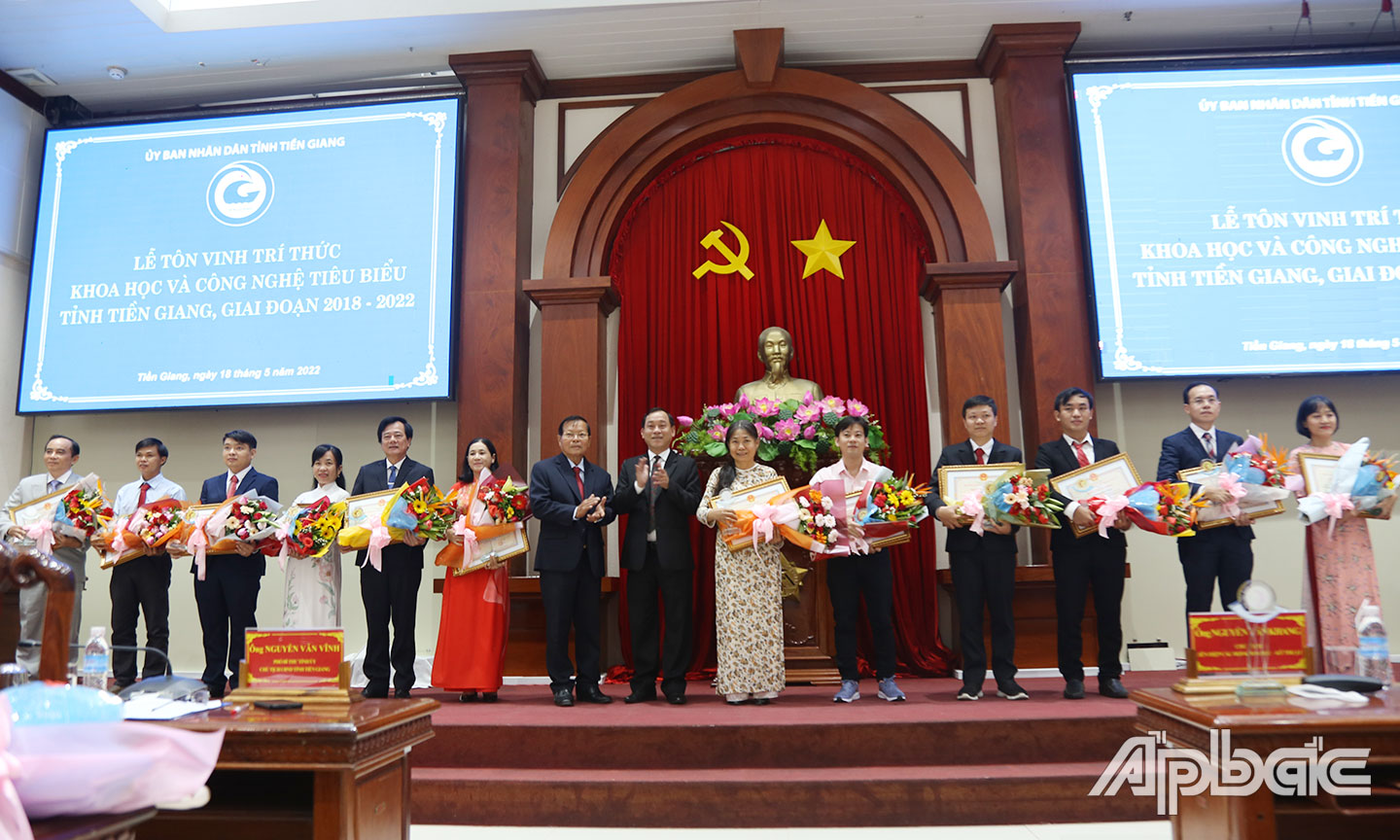 UBND tỉnh Tiền Giang trao bằng khen các tri thức.