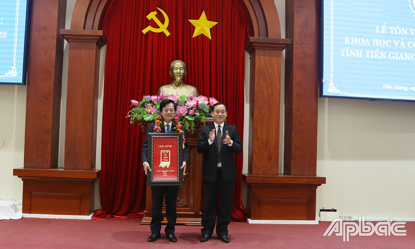 Chủ tịch UBND tỉnh trao khánh vàng Giáo sư Tạ Văn Trầm.