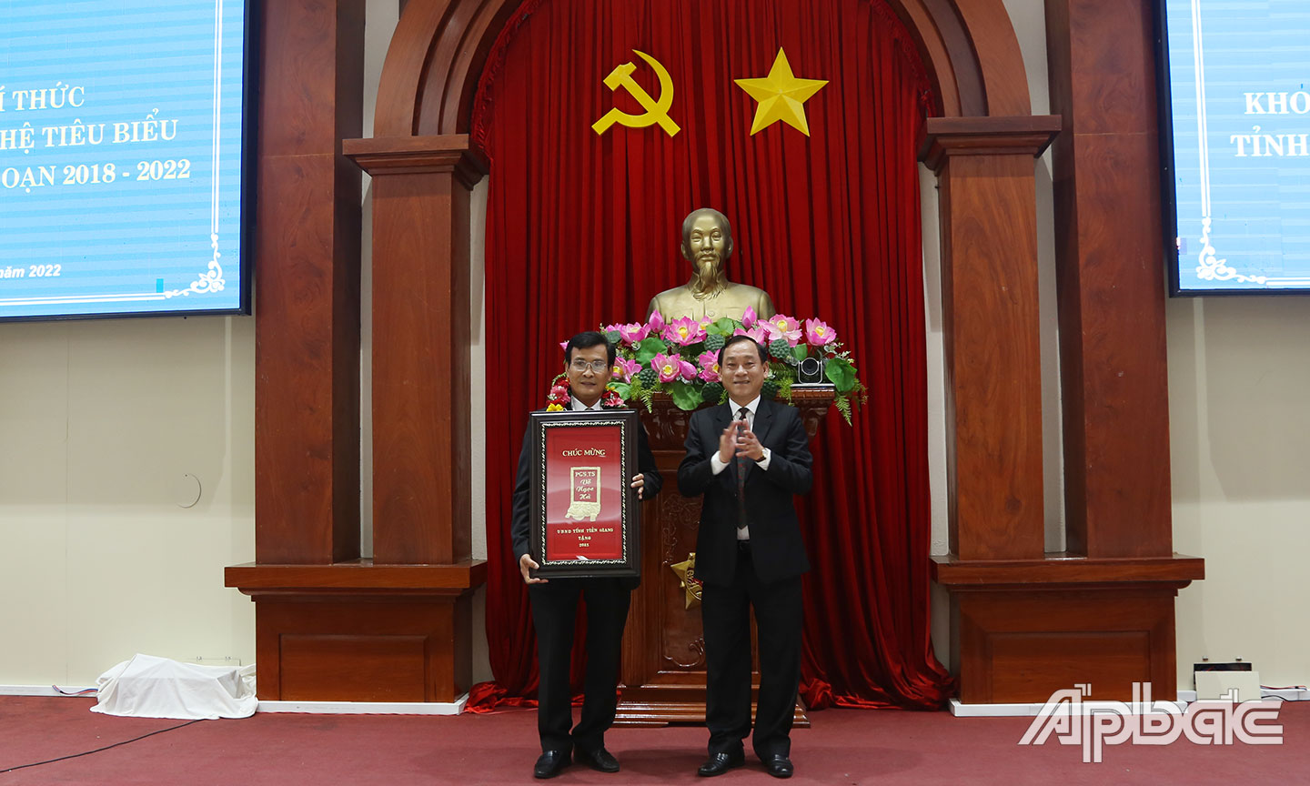 Chủ tịch UBND tỉnh trao khánh vàng cho Phó Giáo sư Võ Ngọc Hà.