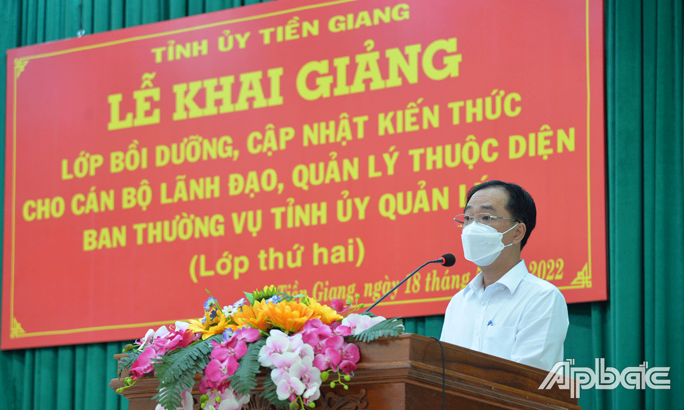 Đồng chí Nguyễn Kiên Cường, Phó Trưởng Ban Tổ chức Tỉnh ủy thông qua Quyết định thành lập lớp bồi dưỡng và quy chế lớp.