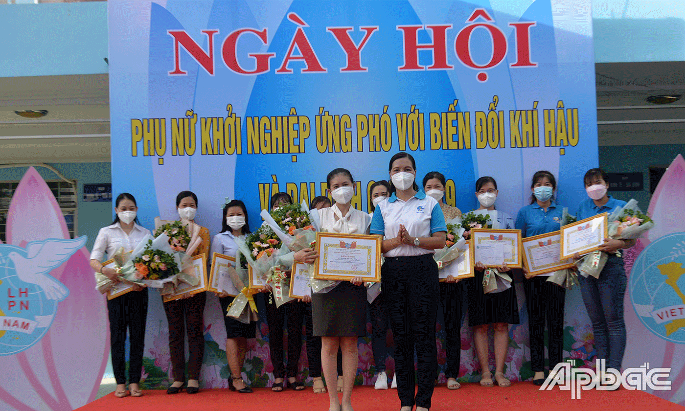 Chủ tịch Hội LHPN tỉnh Nguyễn Thị Kim Phượng trao Giải Nhất hội thi ý tưởng khởi nghiệp cho chị Huỳnh Thị Thy Thy (Gò Công Tây) khởi nghiệp với sản phẩm bánh quy dừa.
