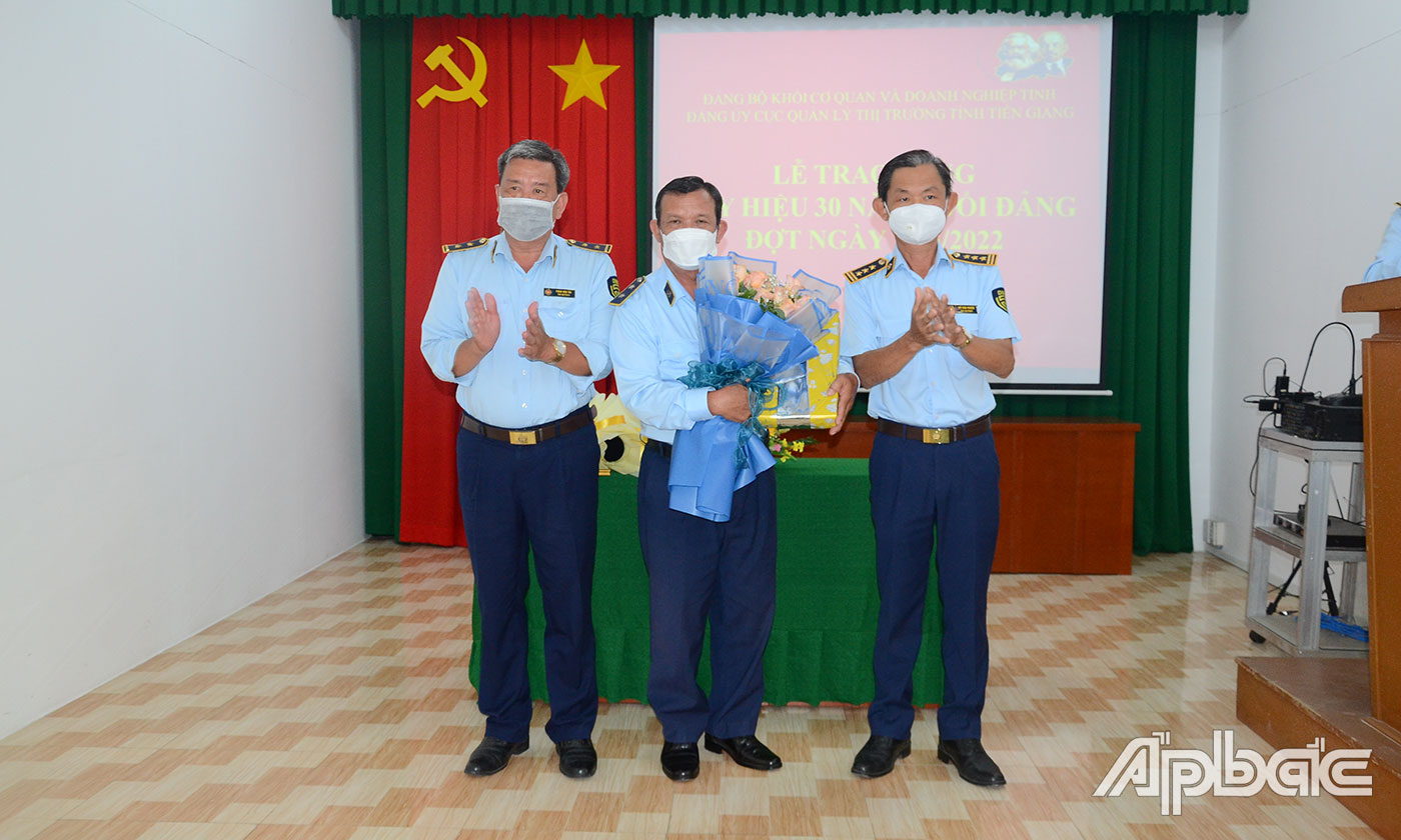 Lãnh đạo Cục QLTT tỉnh tặng quà, hoa cho đồng chí Huỳnh Công Danh.