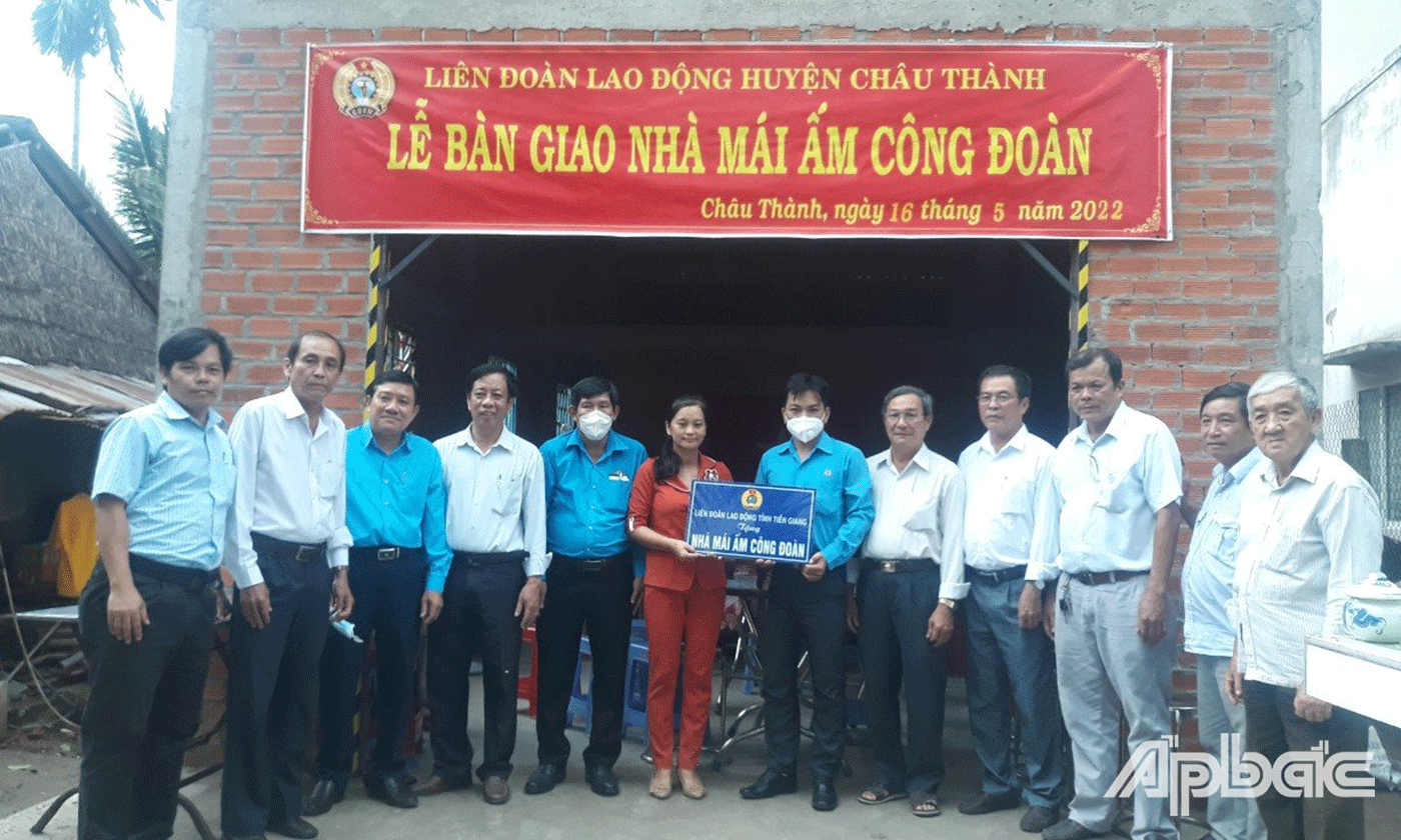 trao nhà mái ấm cho cô Lương Thị Phương Thảo là đoàn viên thuộc CĐCS trường THCS Đoàn Giỏi