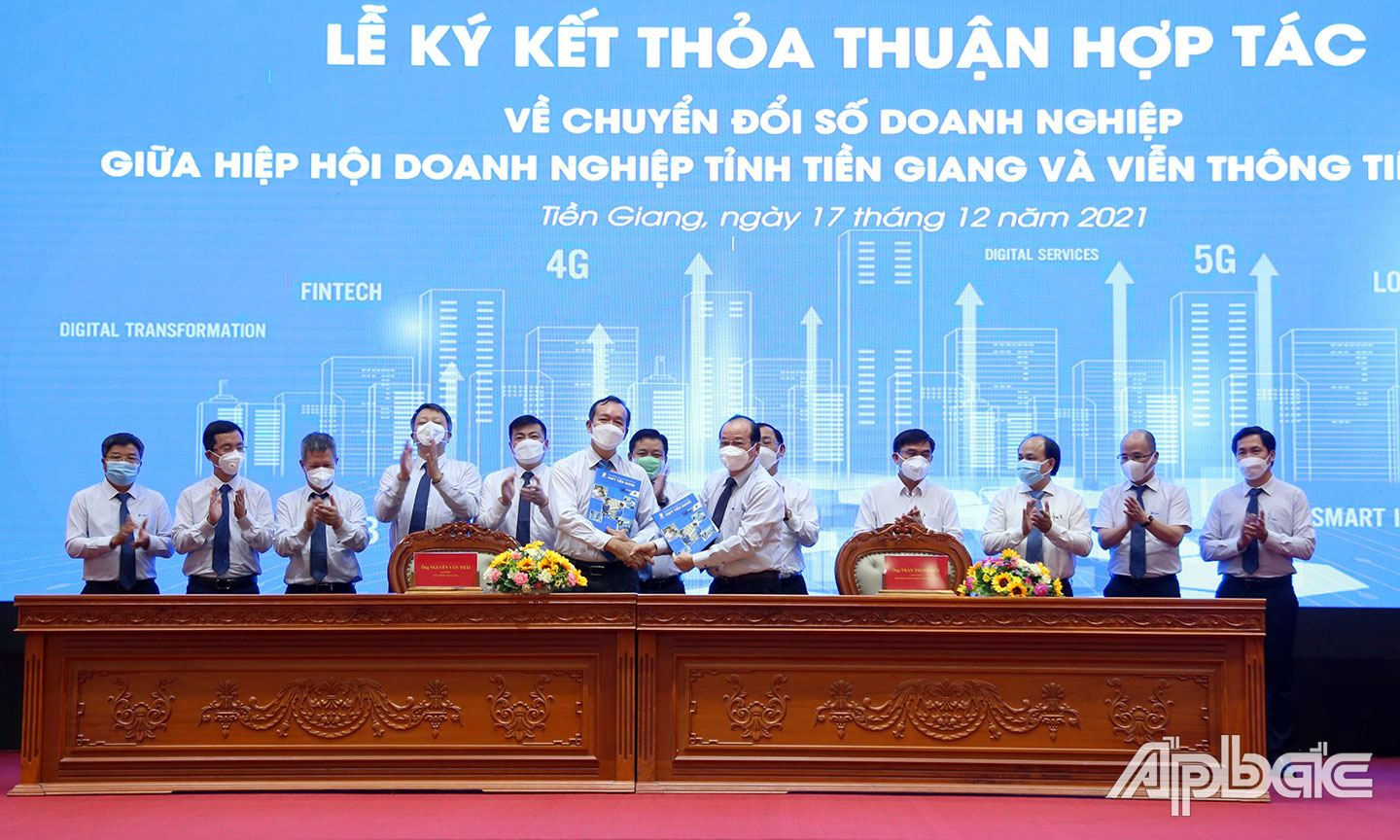 Hiệp hội Doanh nghiệp tỉnh Tiền Giang và VNPT Tiền Giang ký kết thỏa thuận hợp tác về chuyển đổi số doanh nghiệp. 	Ảnh: LÊ MINH