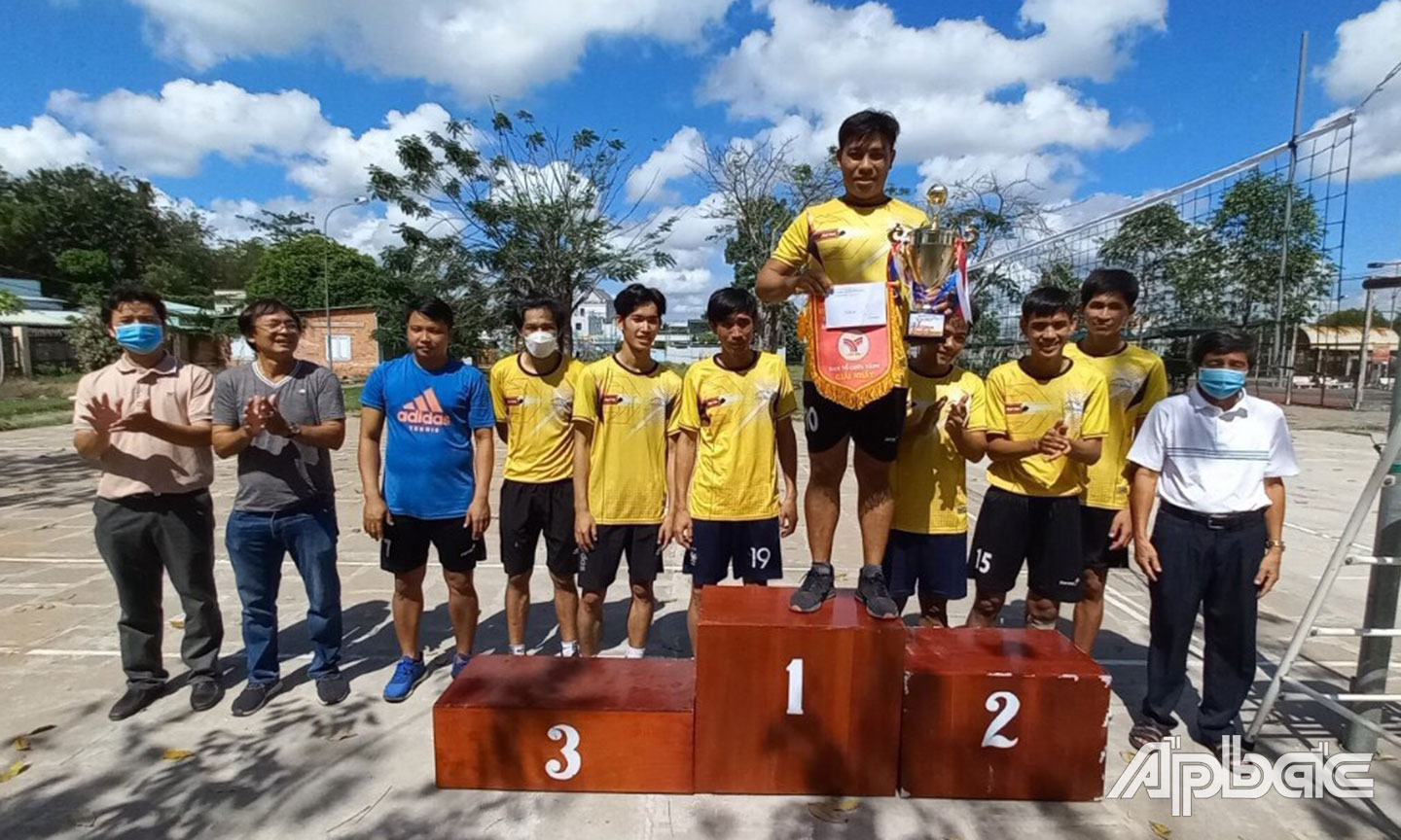 Phòng Giáo dục và Đào tạo huyện Châu Thành đoạt giải nhất môn bóng chuyền Đại hội TDTT huyện.