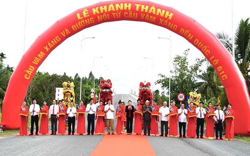 Former NA Chairwoman Nguyen Thi Kim Ngan and leaders of Can Tho city cut the ribbon to inaugurate Vam Xang bridge.