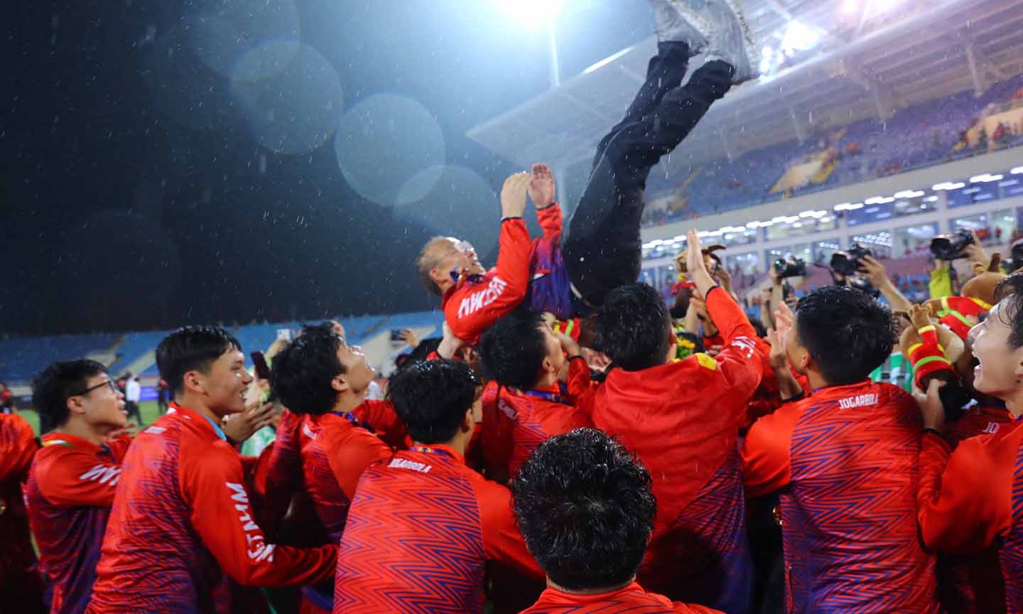 Các cầu thủ U23 Việt Nam tri ân HLV người Hàn Quốc sau khi giành chiếc tích lịch sử.