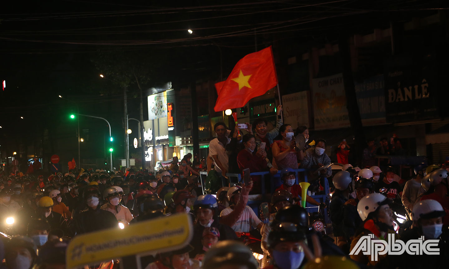 Sau khi đội tuyển U23 Việt Nam hạ Thái Lan tại chung kết SEA Games 31, hàng nghìn người đổ ra các tuyến đường trung tâm TP.Mỹ Tho để ăn mừng chiến thắng. 