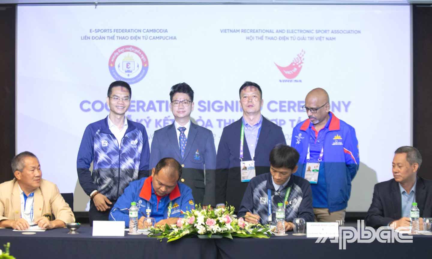 Chủ tịch VIRESA Nguyễn Xuân Cường (hàng dưới thứ 2 từ phải sang) ký kết hỗ trợ bộ môn E-sport với đại diện Ban Tổ chức SEA Games 32.