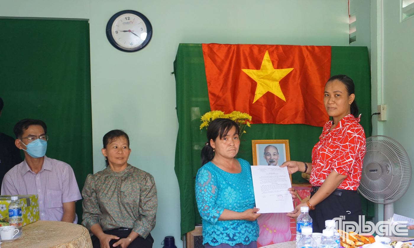 Em Phạm Minh Nhật nhận quyết định trao Mái ấm khuyến học từ UBND xã Bình Đức 