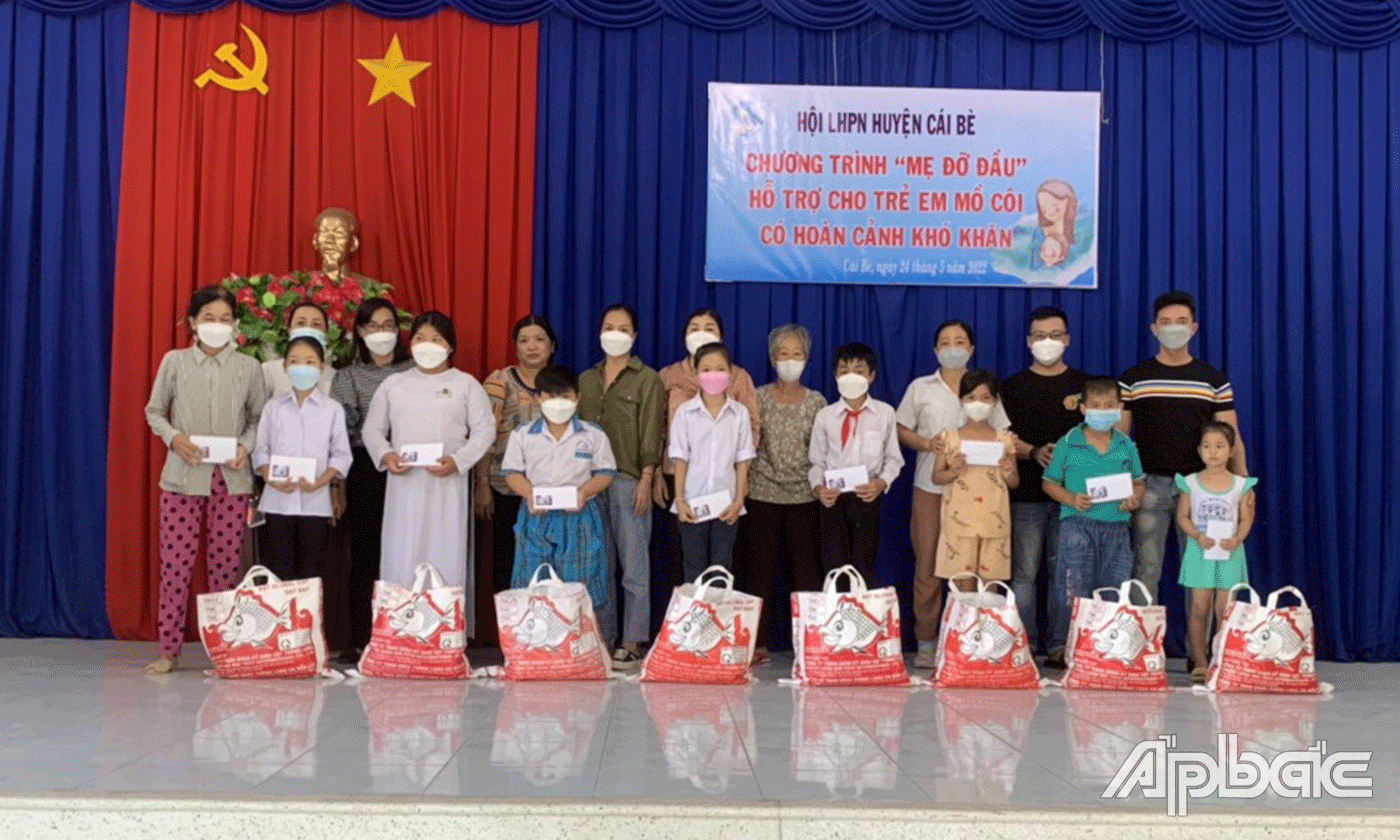 Hội LHPN tỉnh phối hợp Hội LHPN huyện Cái Bè trao kinh phí và nhu yếu phẩm cho 25 trẻ mồ côi.