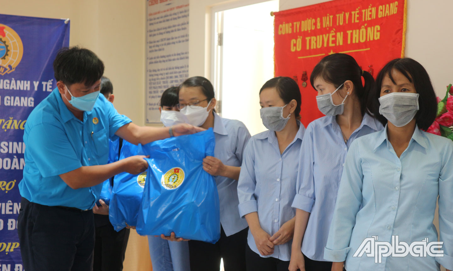Chủ tịch Công đoàn ngành Y tế tỉnh Nguyễn Trung Tần trao “Túi an sinh Công đoàn” cho đoàn viên, CNVCLĐ có hoàn cảnh khó khăn.