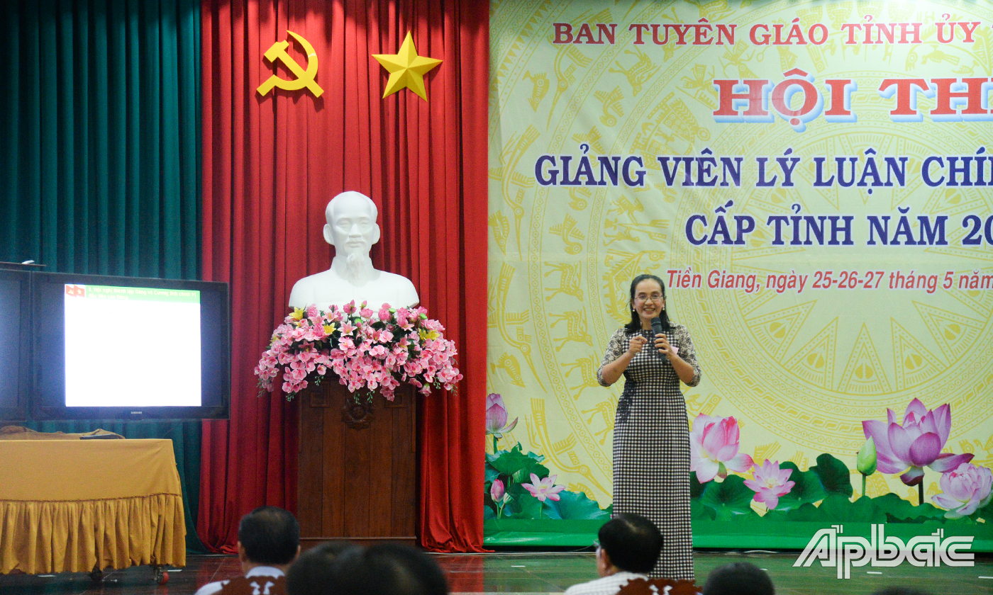 Thí sinh Nguyễn Thị Thúy Hằng đến từ Trường Đại học Tiền Giang trình bày phần dự thi của minh.