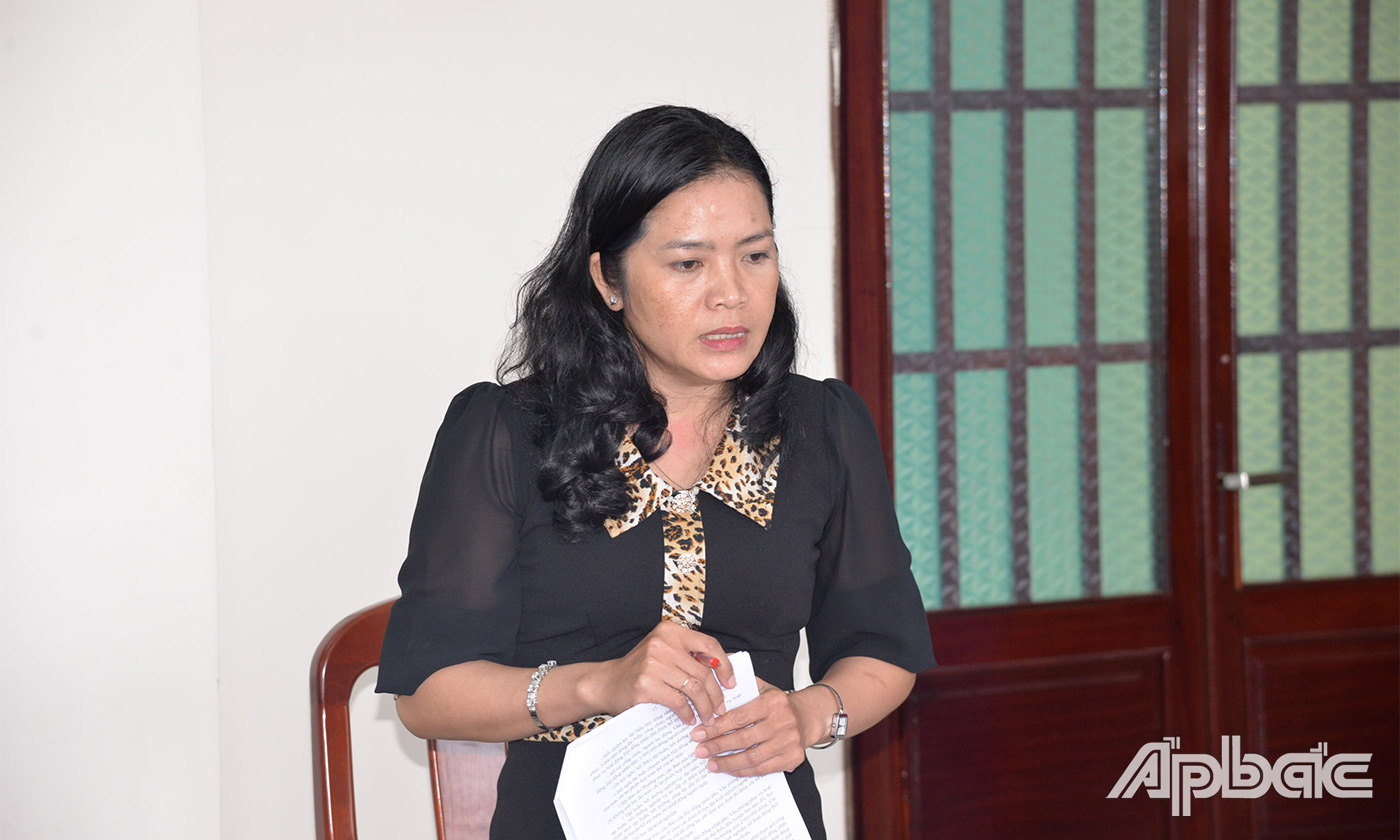 Đồng chí Nguyễn Thị Kim Nhung phát biểu tại buổi làm việc với UBND huyện Chợ Gạo