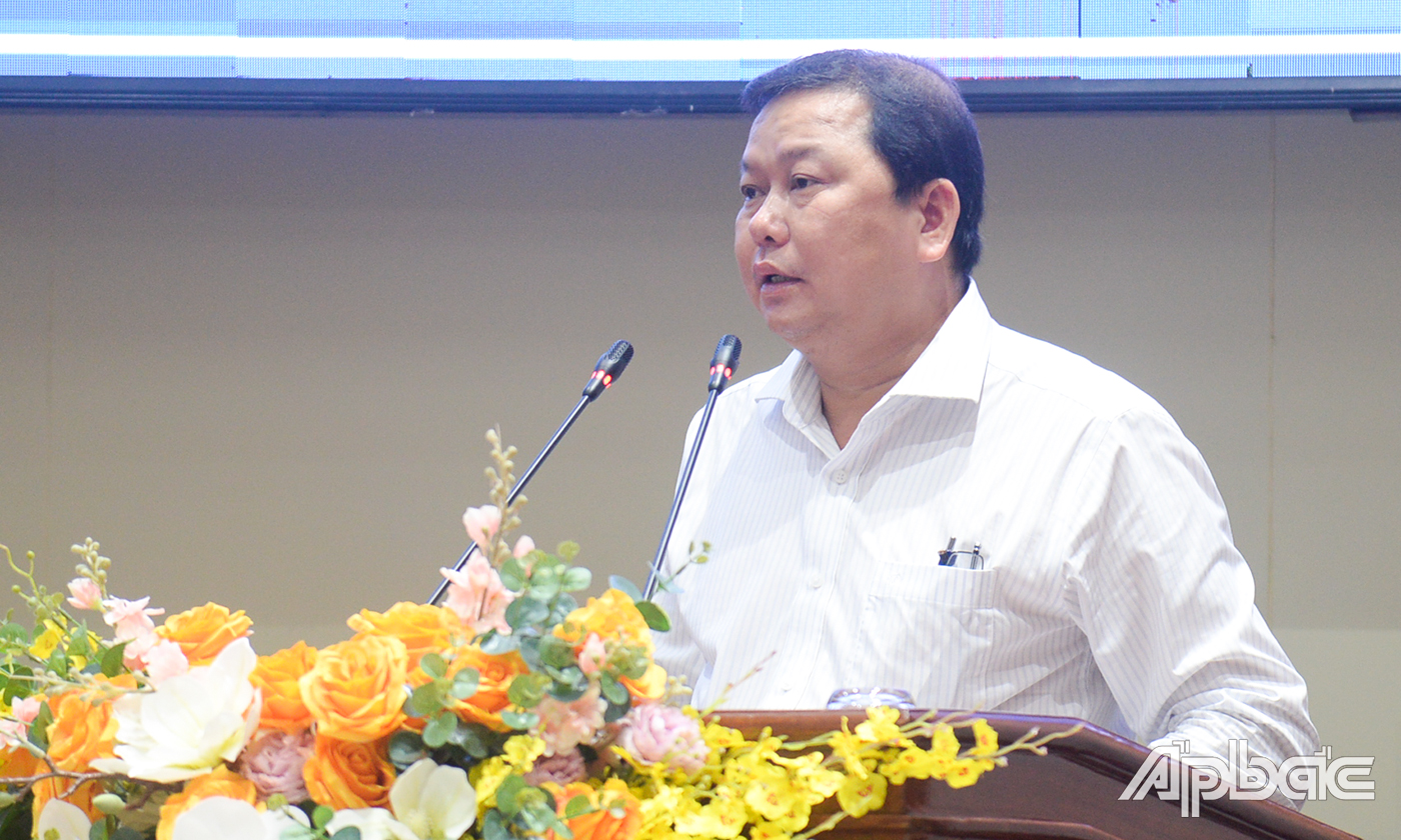 Giám đốc Sở Kế hoạch và Đầu tư tỉnh Tiền Giang Nguyễn Đình Thông Báo cáo tình hình triển khai lập Quy hoạch tỉnh.