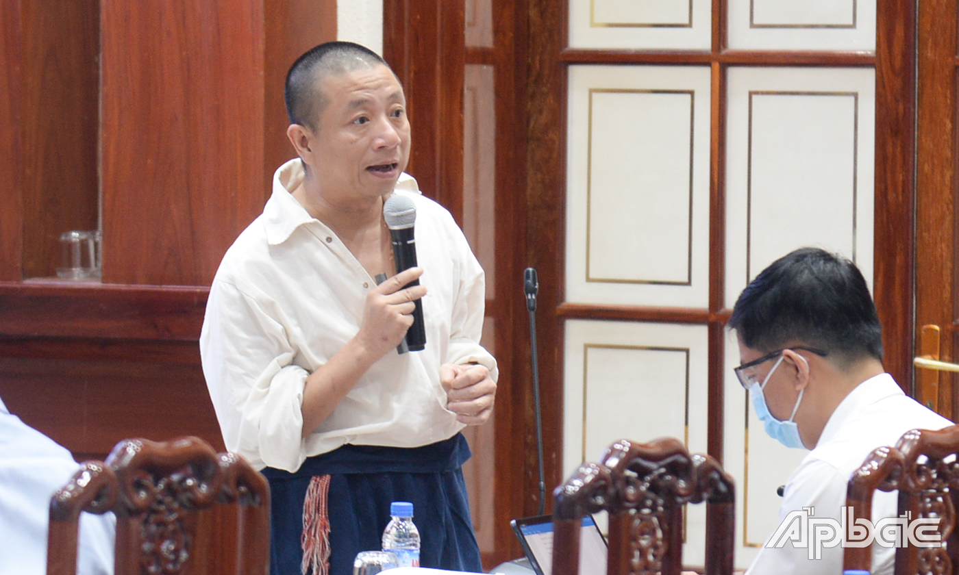 Đại diện Đơn vị tư vấn lập Quy hoạch tỉnh Tiền Giang trình bày những nội dung chính trong dự thảo báo cáo Quy hoạch tỉnh Tiền Giang thời kỳ 2021 - 2030, tầm nhìn đến năm 2050.