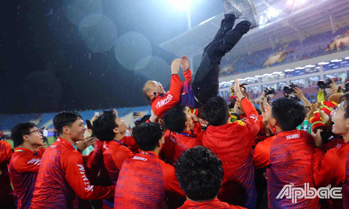Các cầu thủ U23 Việt Nam tri ân HLV Park Hang-seo sau khi giành HCV SEA Games 31.