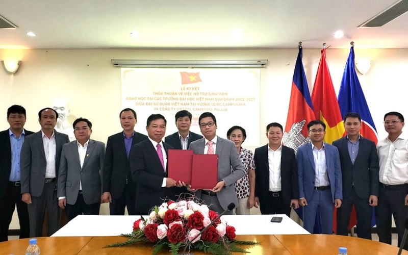 Ambassador Nguyen Huy Tang and General Director of Viettel Cambodia Pte.Ltd Phung Van Cuong signed the agreement. (Photo: Nguyen Hiep).