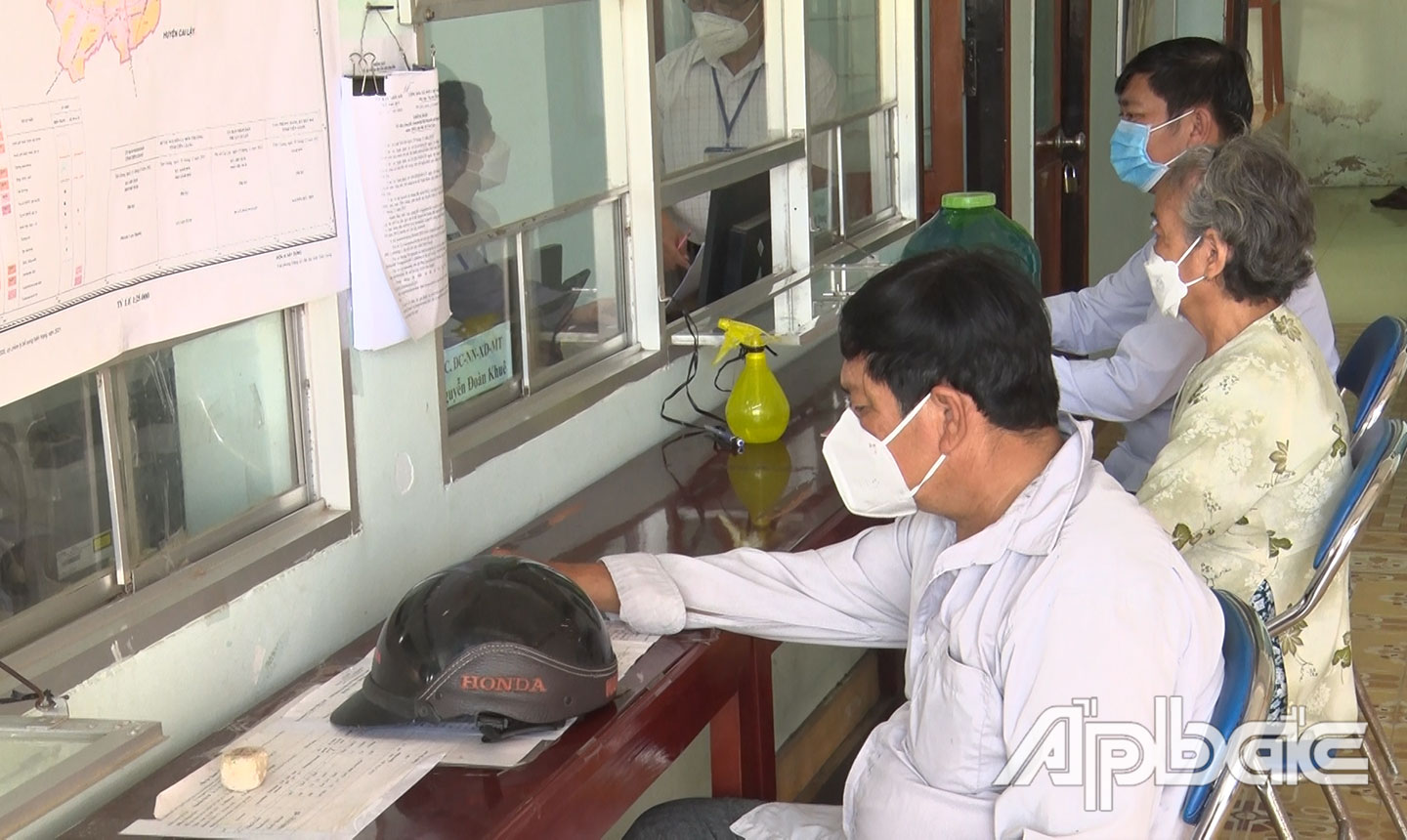 Người dân đến Bộ phận “Một cửa” của UBND xã Phú Quý để giải quyết hồ sơ, thủ tục.