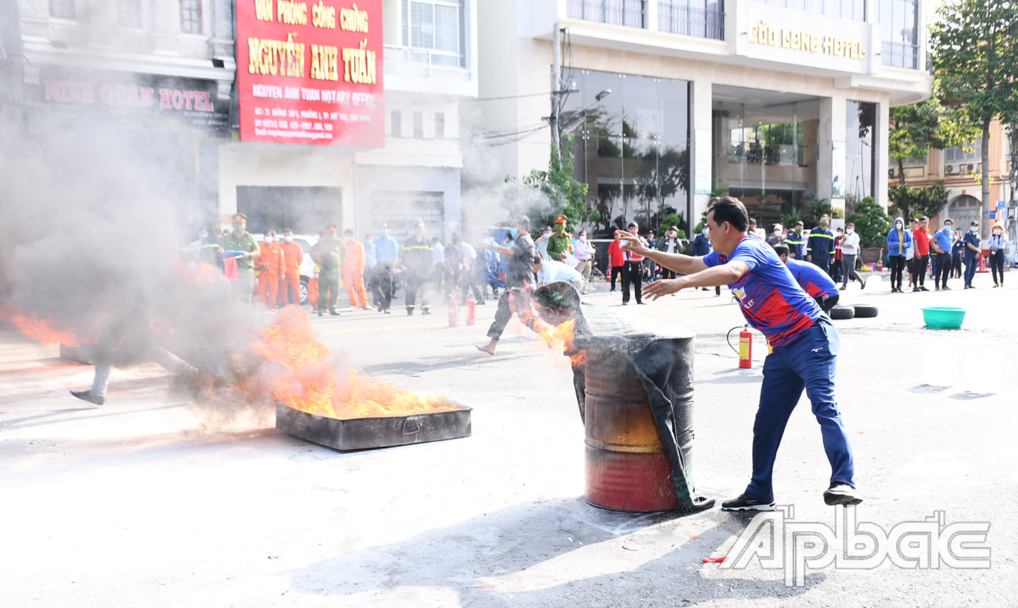 Người lao động tham gia Hội thi “ATVSLĐ - Phòng, chống cháy nổ tỉnh Tiền Giang” lần thứ 22 năm 2022.