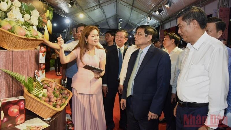 Prime Minister Pham Minh Chinh visits the exhibition booths at the festival. (Photo: Tran Hai).
