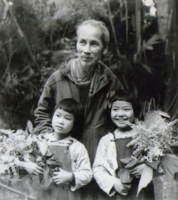 Bác Hồ với thiếu nhi ở Việt Bắc năm 1952. (Ảnh: Đinh Đăng Định/TTXVN)