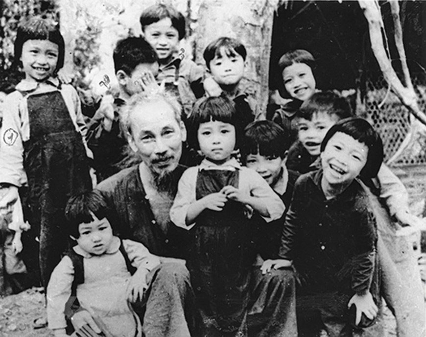 Bác Hồ đến thăm trường mẫu giáo nội trú đầu tiên của quân đội tại Việt Bắc nhân dịp sinh nhật của Người, ngày 19-5-1953. (Ảnh: Tư liệu/TTXVN)