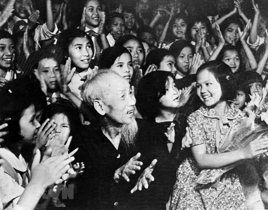 Nhân kỷ niệm Ngày Quốc tế Thiếu nhi 1-6, tối 31-5-1969, tại Phủ Chủ tịch, Chủ tịch Hồ Chí Minh cùng thiếu nhi Thủ đô xem biểu diễn văn nghệ chào mừng Bác. (Ảnh: TTXVN)