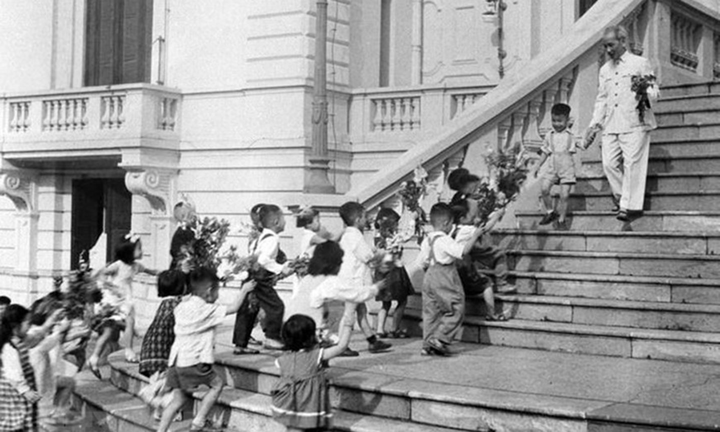 Chủ tịch Hồ Chí Minh đón các cháu thiếu nhi tại Phủ Chủ tịch trong Ngày Tết Trung thu năm 1961. (Ảnh: Tư liệu TTXVN)