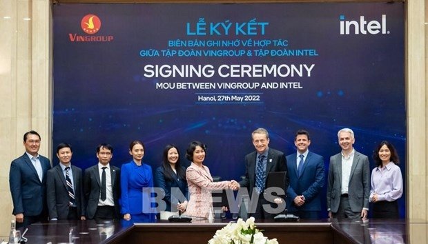 Le Thi Thu Thuy, Vice Chairwoman of Vingroup (sixth from left) shakes hands with Pat Gelsinger, Intel CEO at the signing ceremony. (Photo: VNA).