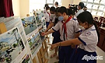 Triển lãm hình ảnh về ATGT do học sinh thực hiện tại Trường Tiểu học Nguyễn Trãi
