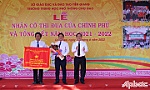 Trường THPT Chợ Gạo đón nhận Cờ thi đua của Chính phủ