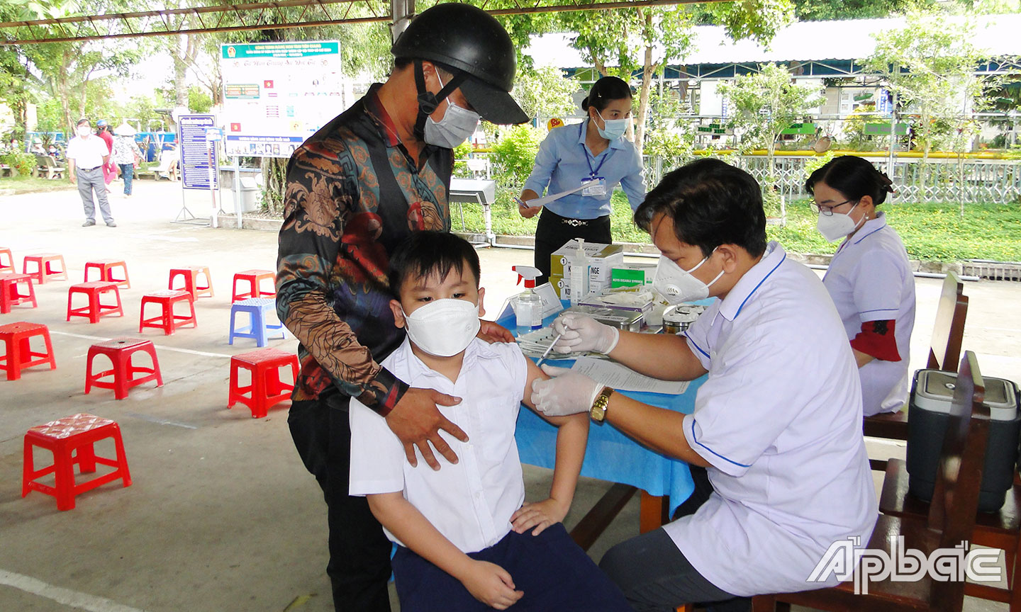 Chăm sóc sức khỏe trẻ em luôn được tỉnh Tiền Giang đặc biệt quan tâm. (Ảnh: Tổ chức tiêm vắc xin phòng Covid-19 cho trẻ em trên địa bàn tỉnh). 