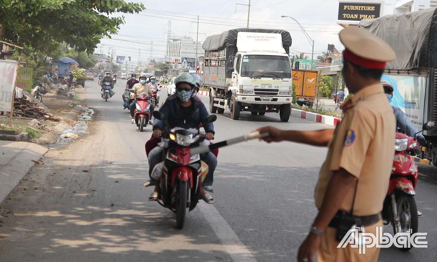 CSGT Tiền Giang ra quân tổng kiểm soát phương tiện giao thông đường bộ.