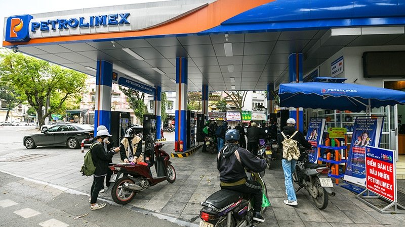 The price of RON95 petrol has exceeded 31,000 VND per litre. (Photo: Thanh Dat).