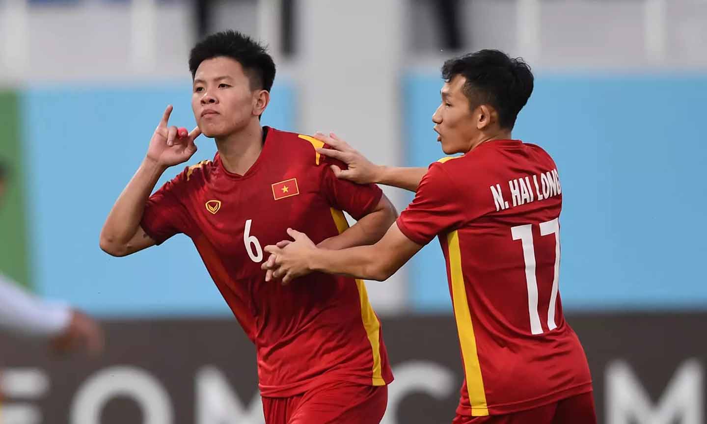 Tiến Long (số 6) ăn mừng sau tình huống gỡ hòa 1-1 cho U23 Việt Nam. Ảnh: Vietnamnet.vn