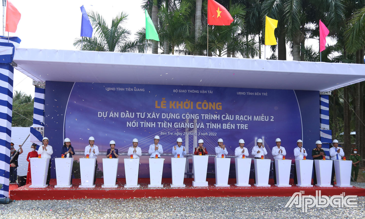 Phó Thủ tướng Chính phủ Lê Minh Khái dự Lễ khởi công cầu Rạch Miễu 2.