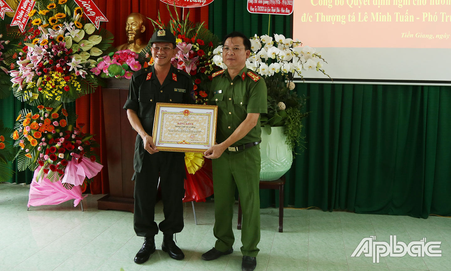 Đại tá Nguyễn Văn Lộc trao bằng khen cho Phòng CSCĐ.