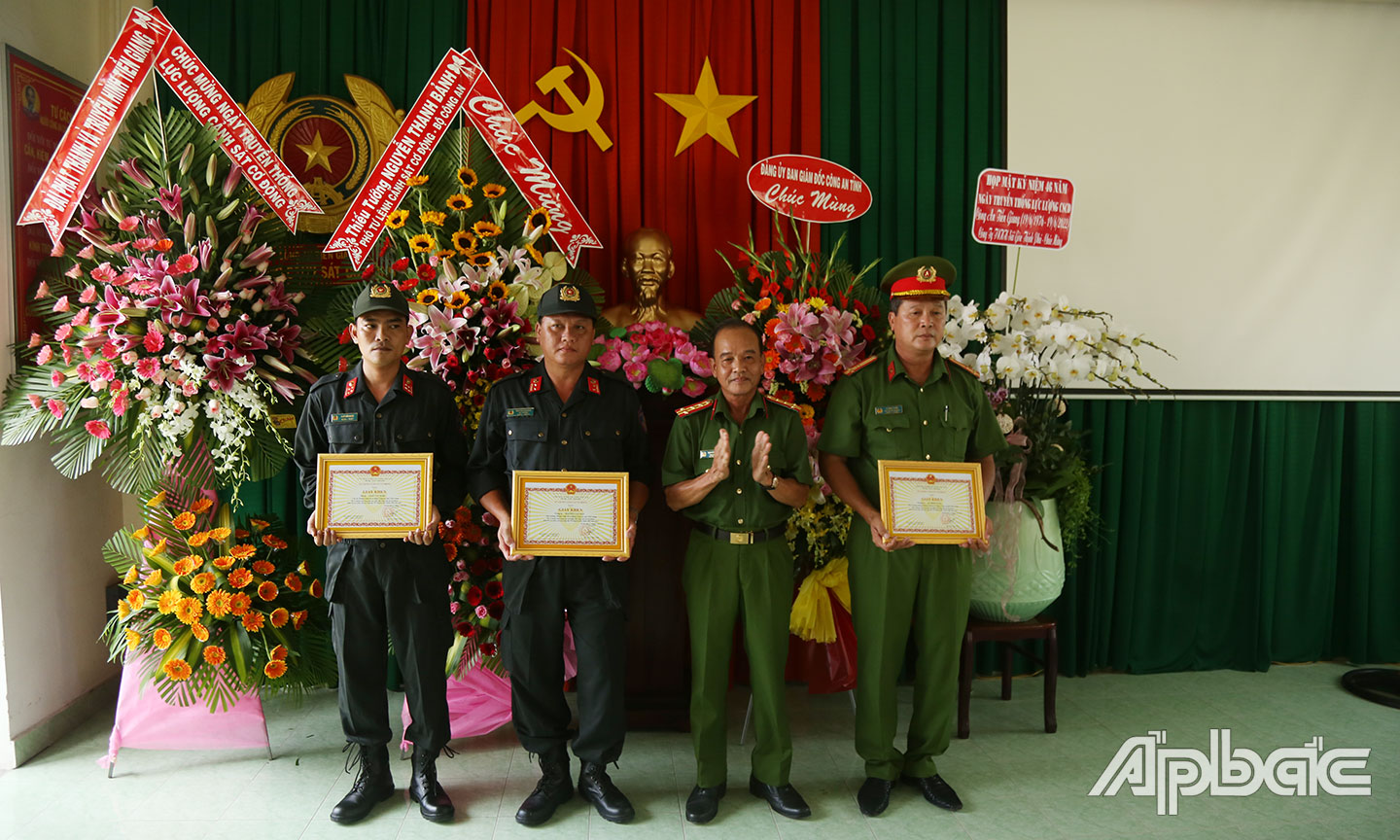 Đại tá Nguyễn Văn Tảo trao giấy khen Tư lệnh CSCĐ các cá nhân thành tích tấn công trấn áp tội phạm.