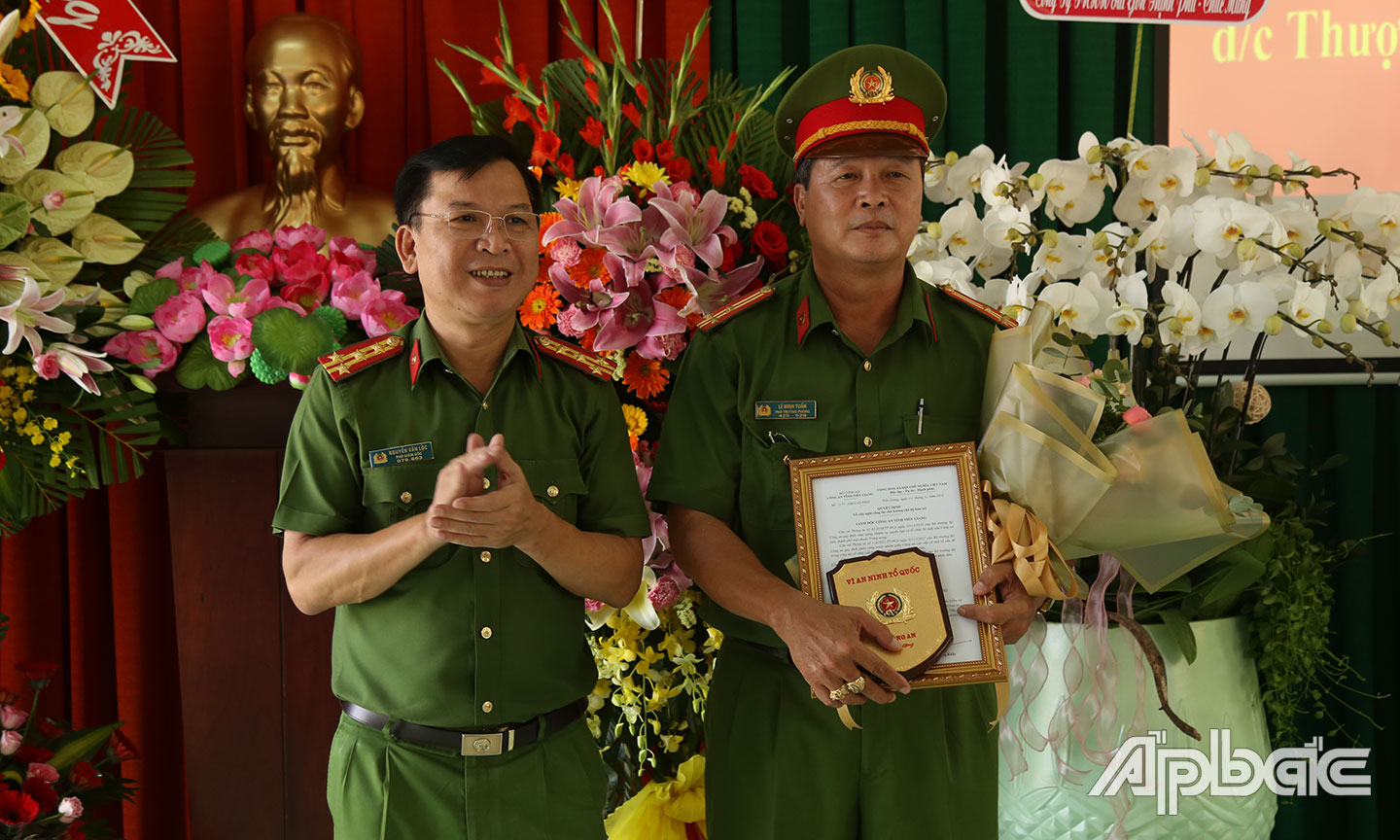 Ban giám đốc Công an tỉnh trao Quyết định nghỉ chờ hưu trí đối với Thượng tá Nguyễn Minh Tuấn.