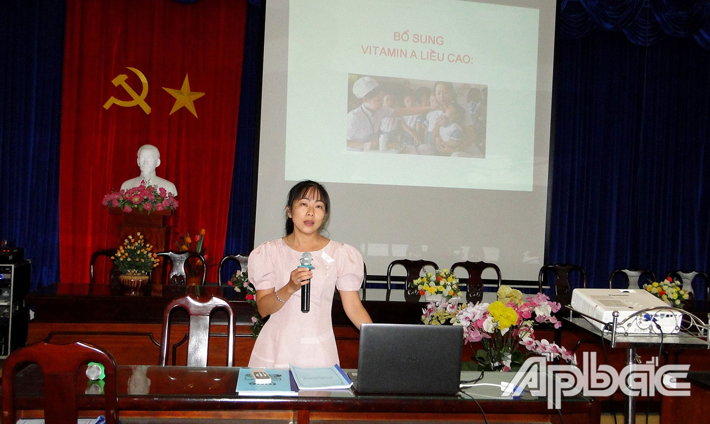 Thạc sĩ Thái Ngọc Hạnh, Phó trưởng Khoa Sức khỏe sinh sản và Dinh dưỡng, tập huấn Triển khai Chiến dịch bổ sung vitamin A liều cao cho trẻ 6 – 36 tháng.